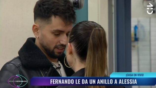 El jueves cuatro exparticipantes de Gran Hermano, Ariel, Maite, Francisco y Bambino reingresaron a la casa estudio en Argentina, sorprendiendo a sus compañeros. Pero, no se trataba de una vuelta con camas y petacas, sino como parte de una actividad llamada “El congelado”. Esto significaba que los de afuera podían interactuar, hablar y tocar a sus compañeros que permanecen en el encierro, pero no al revés.
Fue así como llegó el turno de Fernando Altamirano, quien entró con un ramo de flores y una sorpresa para la ex participante de The Voice, con quien inició una relación durante su participación en el reality de CHV.
Tras hablar con sus compañeros y entregarles distintos mensajes, que en redes sociales fueron considerados como información privilegiada desde el exterior, Bambino se acercó a Alessia y le prometió amor eterno, colocándole un anillo en uno de sus dedos.
“No te voy a fallar nunca. Y cuando suene esta hue...(la alarma) y puedas moverte, necesito que vayas a tu velador y vayas a leer esto, porque seguramente te lo van a quitar, pero no me interesa. Me van a retar y me importa un pic...”, le dijo, para luego besarla con profundo amor, tras haber dejado la carta sobre el mueble.
“Te amo, te vamos a estar esperando afuera...te amo con todo mi corazón”, se despidió, mientas Alessia lloraba.
Posteriormente, la joven se aceró a la leer la nota, pero fue solicitada por la producción de Gran Hermano para que la entregara, puesto que está prohibido recibir cualquier tipo de información.
“Este otro entró a violentar sicologicamente a alessia, dejó una carta con información y les dijo que el los defendia afuera a la pieza o sea les entregó info, sanción por tonto”, fueron algunos de los comentarios.