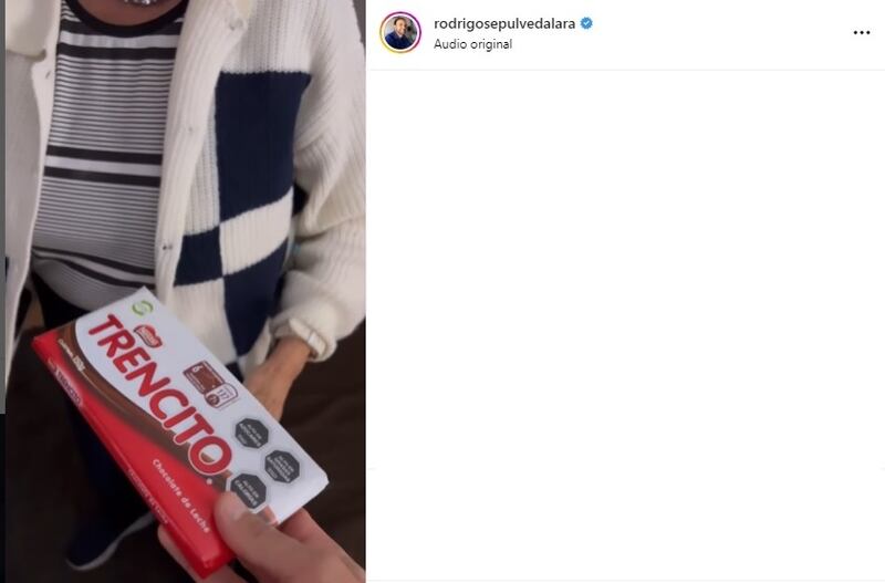 La figura de Mega se ganó las felicitaciones y más de algún troleo por regalarle un paquete de chocolate a su mamá en la conmemoración del Día de la Madre.
