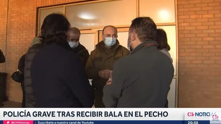 El efectivo de Carabineros baleado este sábado durante un procedimiento por robo con violencia en la comuna de Victoria debió ser trasladado de urgencia esta noche a Santiago.