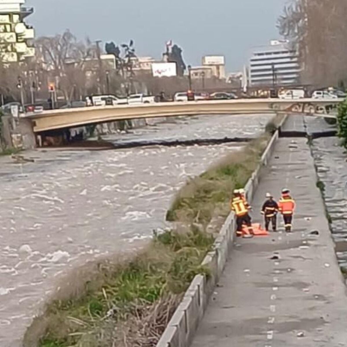 Bomberos recuperan cuerpo en río Mapocho Bomberos recuperan cuerpo en río Mapocho
