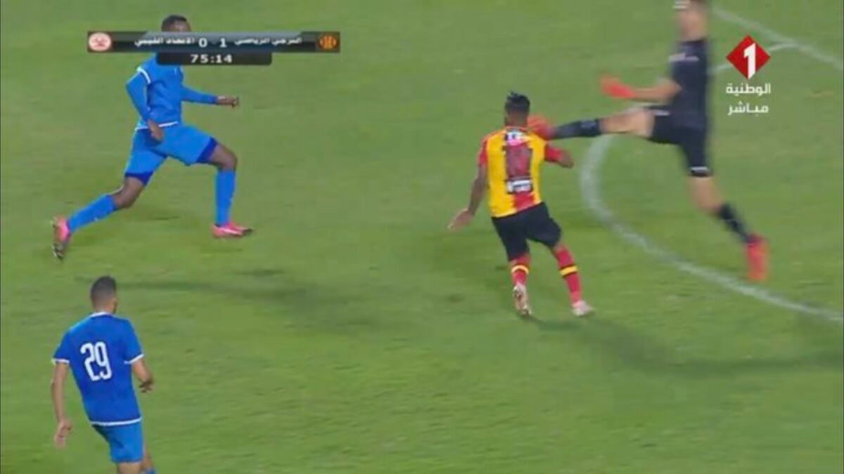 Aterradora patada en el cuello mandó a un jugador directo al hospital