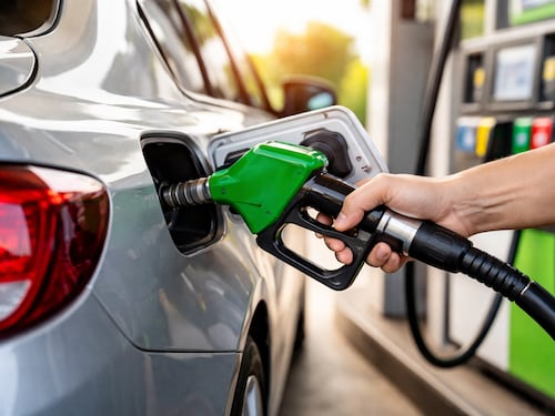 Bencinas volverían a subir más de $30 en abril: alzas se extenderían hasta mayo