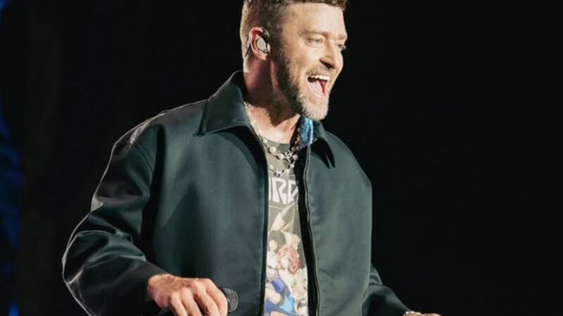 Lollapalooza Chile 2025: Justin Timberlake ondeó la bandera chilena y le hizo regalo a fanática