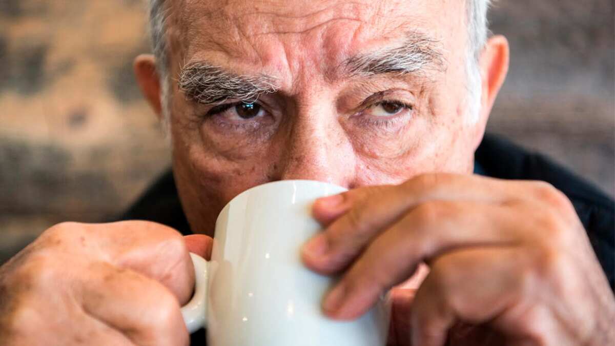 Adulto mayor tomando café