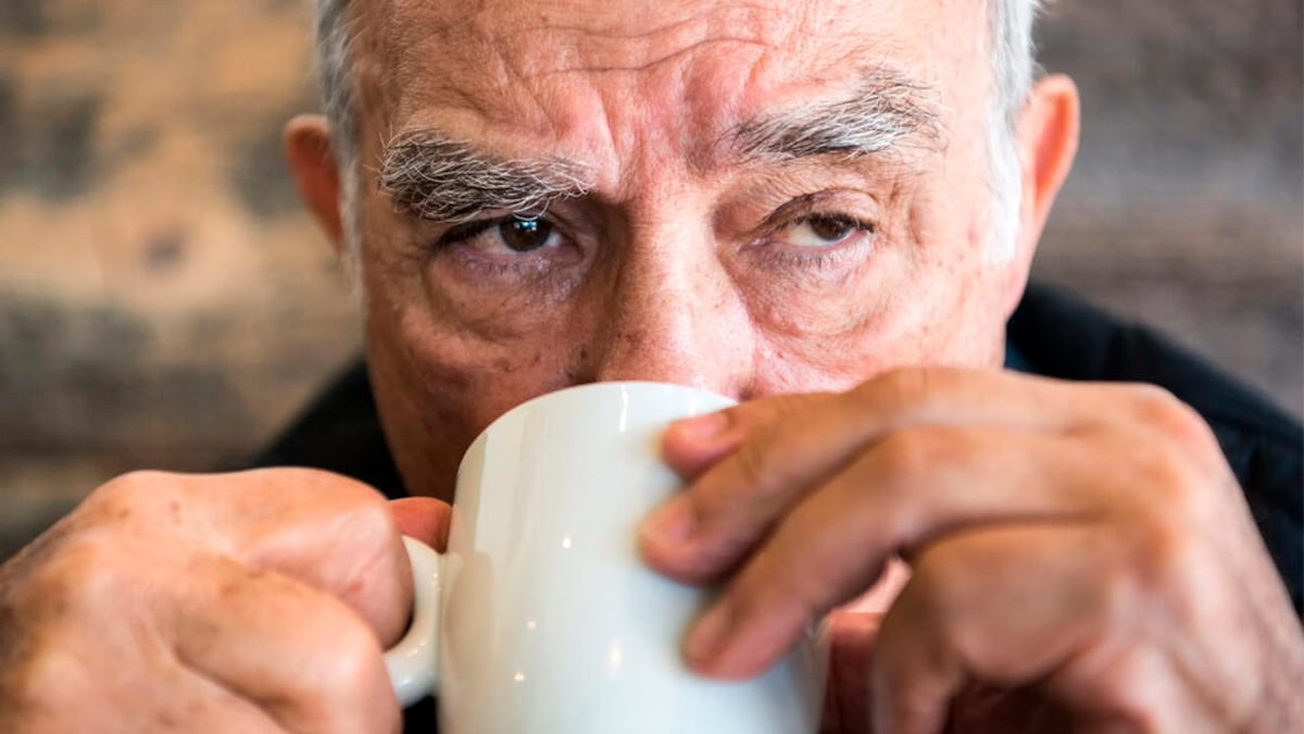 Adulto mayor tomando café