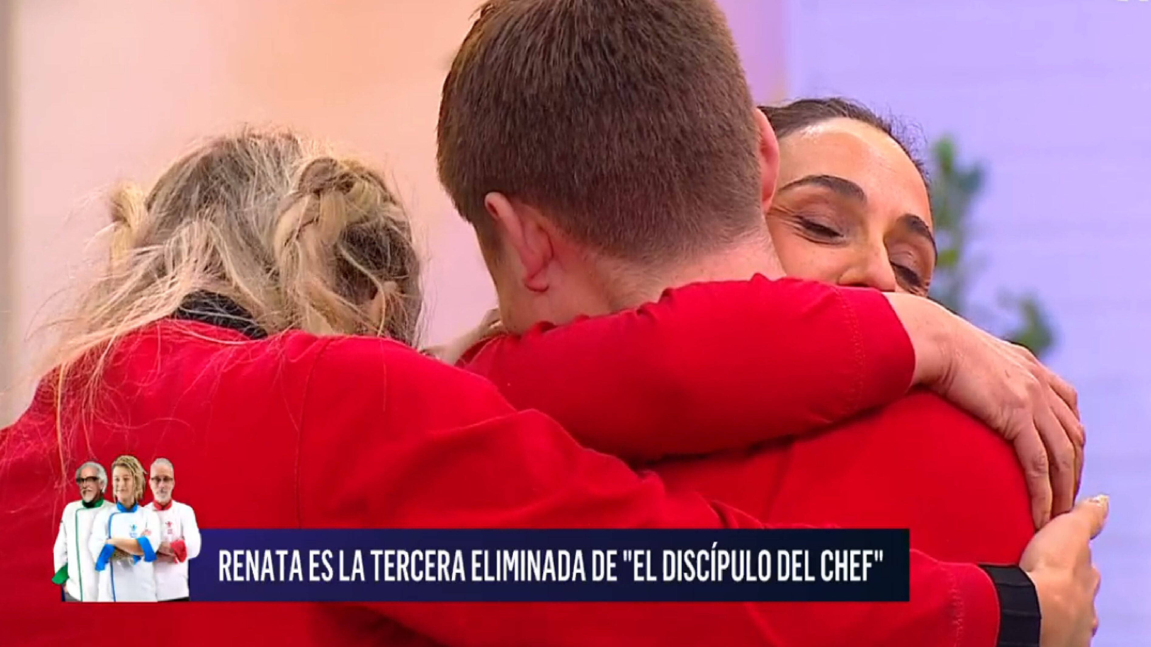 Renata Bravo abrazada por sus compañeros.