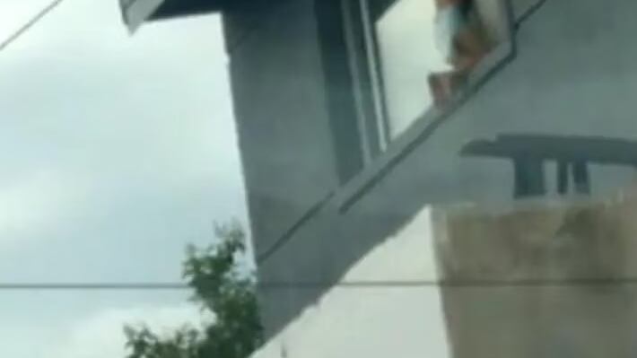 Niño camina en la ventana