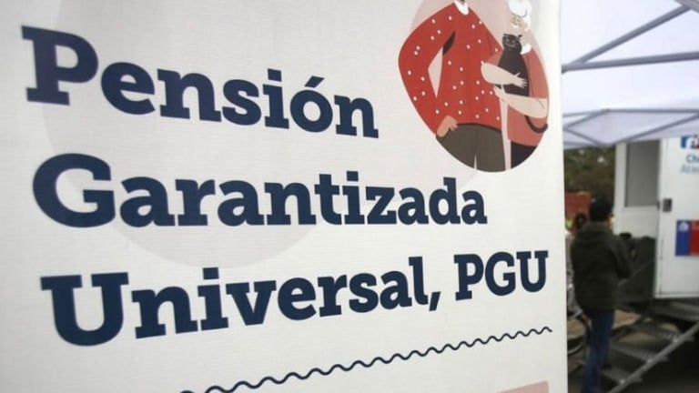 Boric reconoció un error en la aplicación de la PGU y ordenó suspender la medida mientras se revisan datos migratorios.