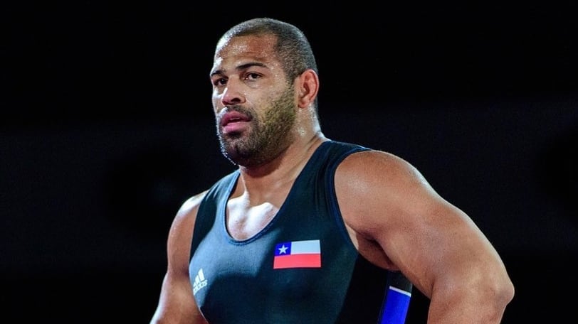 El luchador nacional sinceró que si bien le encantaría ser el abanderado chileno en los Juegos Olímpicos de París 2024, lo ve difícil porque siente que en el país sigue existiendo un fuerte sentido de xenofobia con los migrantes.