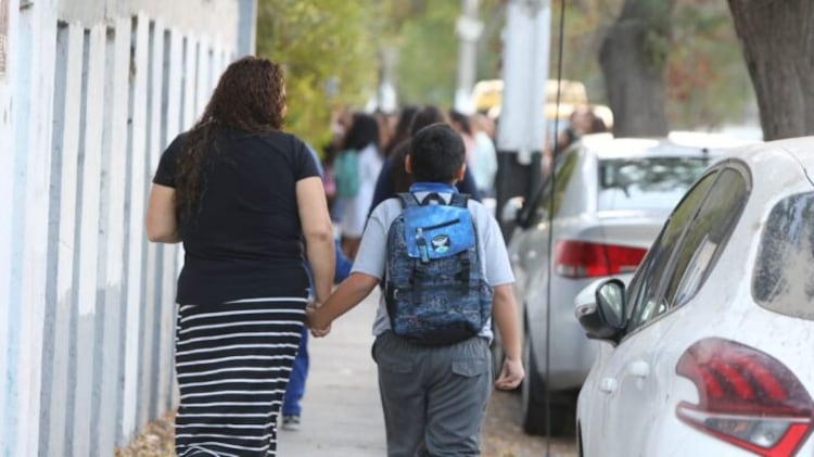 Padres y cuidadores tienen prioridad: lo que debes saber sobre las vacaciones durante el receso escolar