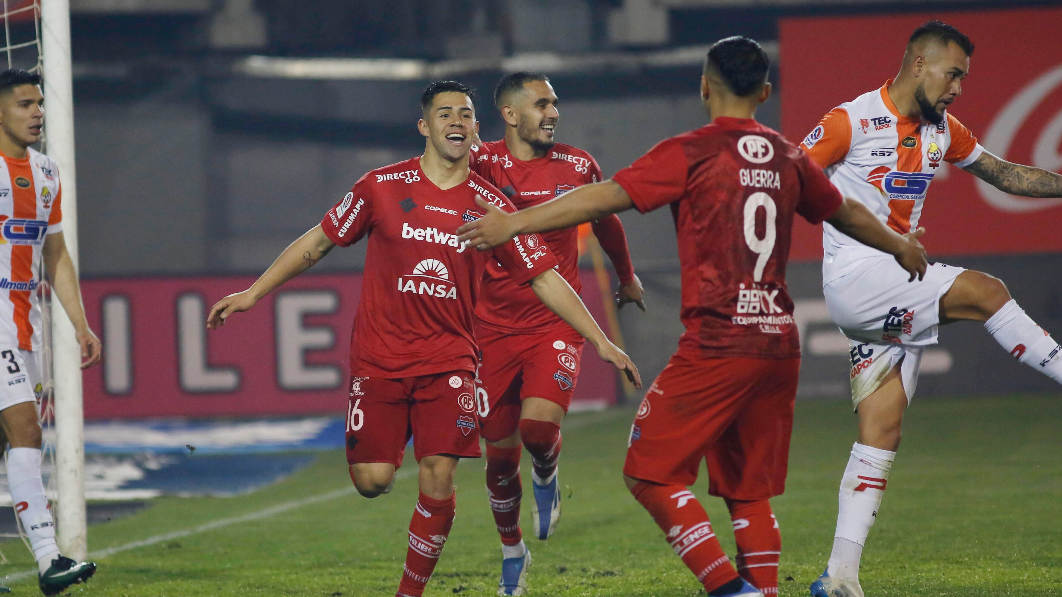 Ñublense venció por 3-2 a Cobresal y alcanzó en el liderato a Colo Colo.