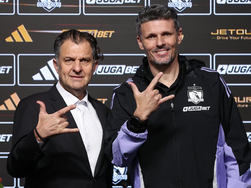 El presidente de ByN presentó este lunes 1 de septiembre al nuevo entrenador de Colo Colo, Fernando Ortiz.