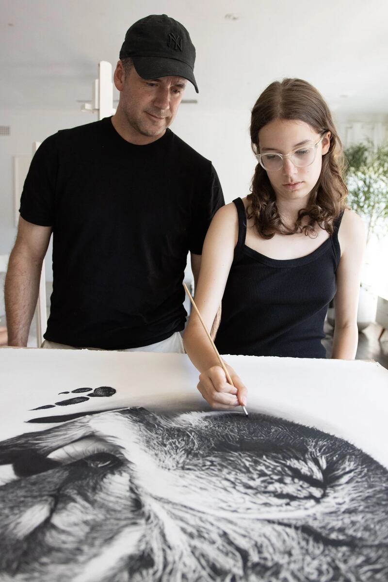 La colaboración entre Rob Harris y Georgia Harris convierte el dibujo en un lenguaje compartido de observación y emoción. Foto: Rob Harris and Georgia Harris.