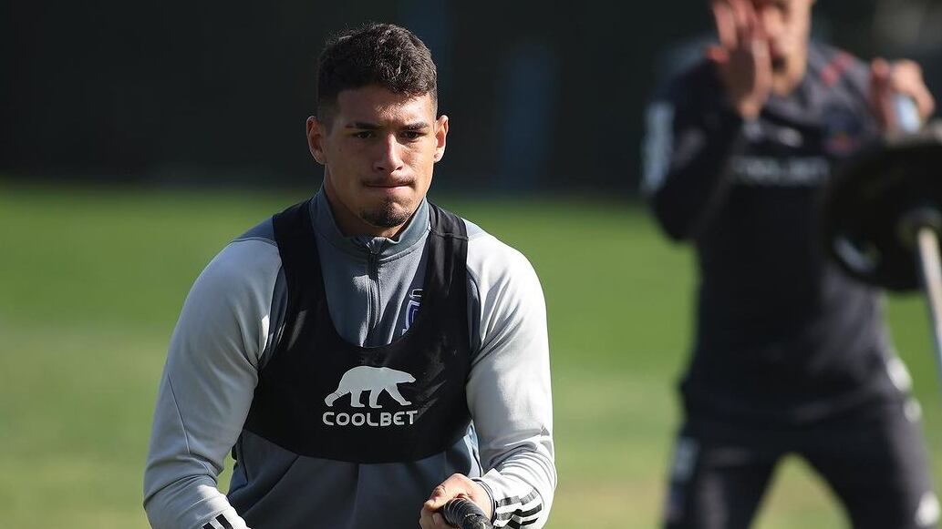 El zaguero uruguayo declaró sentirse cómodo en Colo Colo y sin ganas de emigrar del club albo en los próximos años.