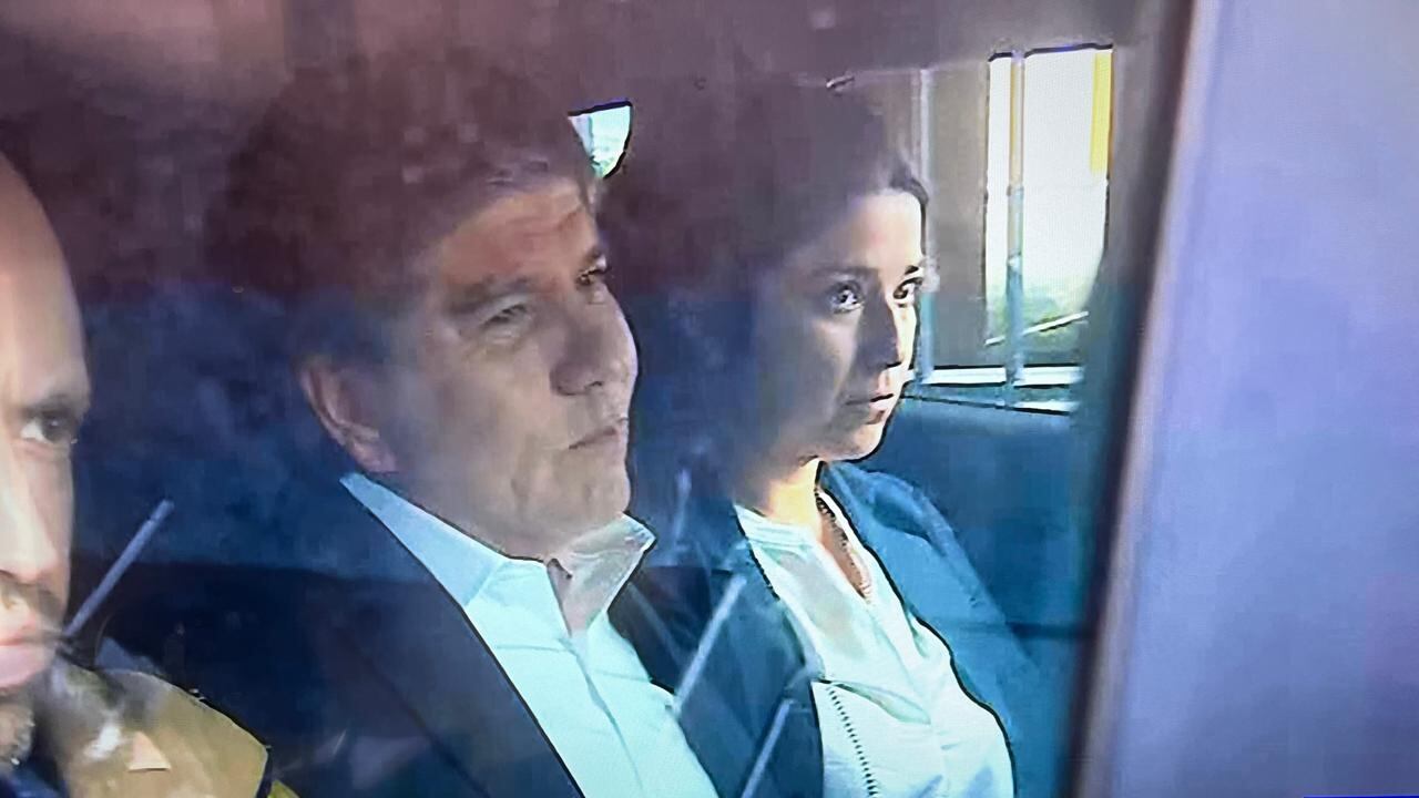 Hasta la Brigada de Delitos Sexuales de la PDI de Ñuñoa será trasladado el exSubsecretario del Interior, Manuel Monsalve, tras ser detenido por la policía de Investigaciones durante la mañana de este jueves, en su departamento de Viña del Mar.
Fue en horas de la mañana que detectives de la Región Metropolitana llegaron por primera vez hasta su vivienda con una orden de detención emitida por los tribunales, a un mes de ser denunciado por violación, justamente el pasado el pasado 14 de octubre.
Según trascendió, Monsalve sería formalizado durante la jornada del viernes. Todo esto, luego que el padre de la víctima diera un entrevista en CHV.