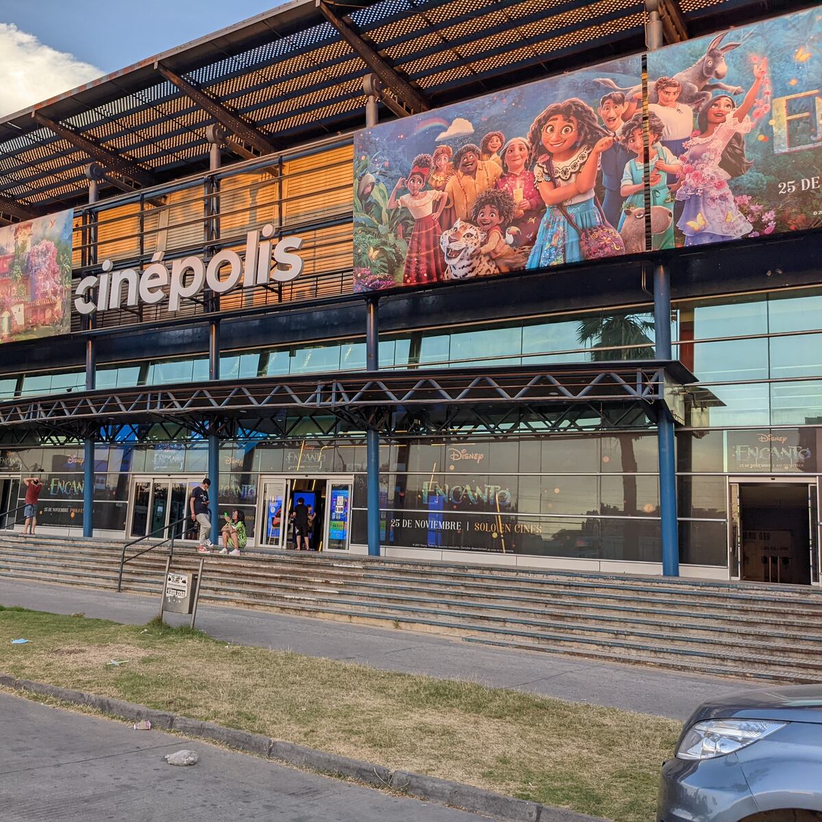 Venta del icónico edificio de Cinépolis La Reina Venta del icónico edificio de Cinépolis La Reina