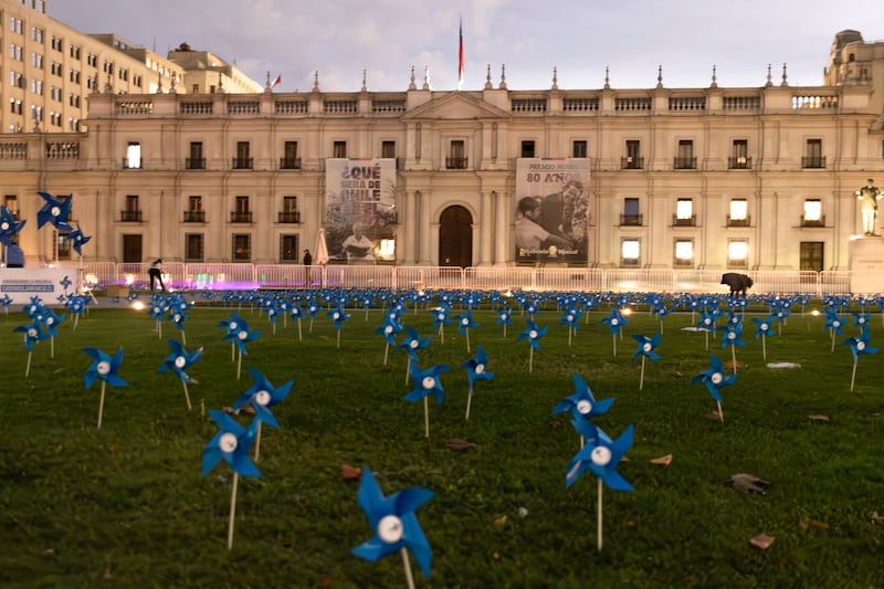Más de 4 mil remolinos azules por la infancia frente a La Moneda