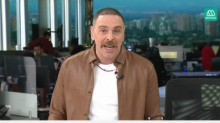 El periodista en la conducción de "Meganoticias Alerta".
