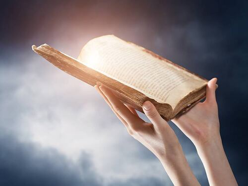 “Son unos idiotas”: científico de apellido Locatelli se inyectó ADN basado en versículos de la Biblia y del Corán