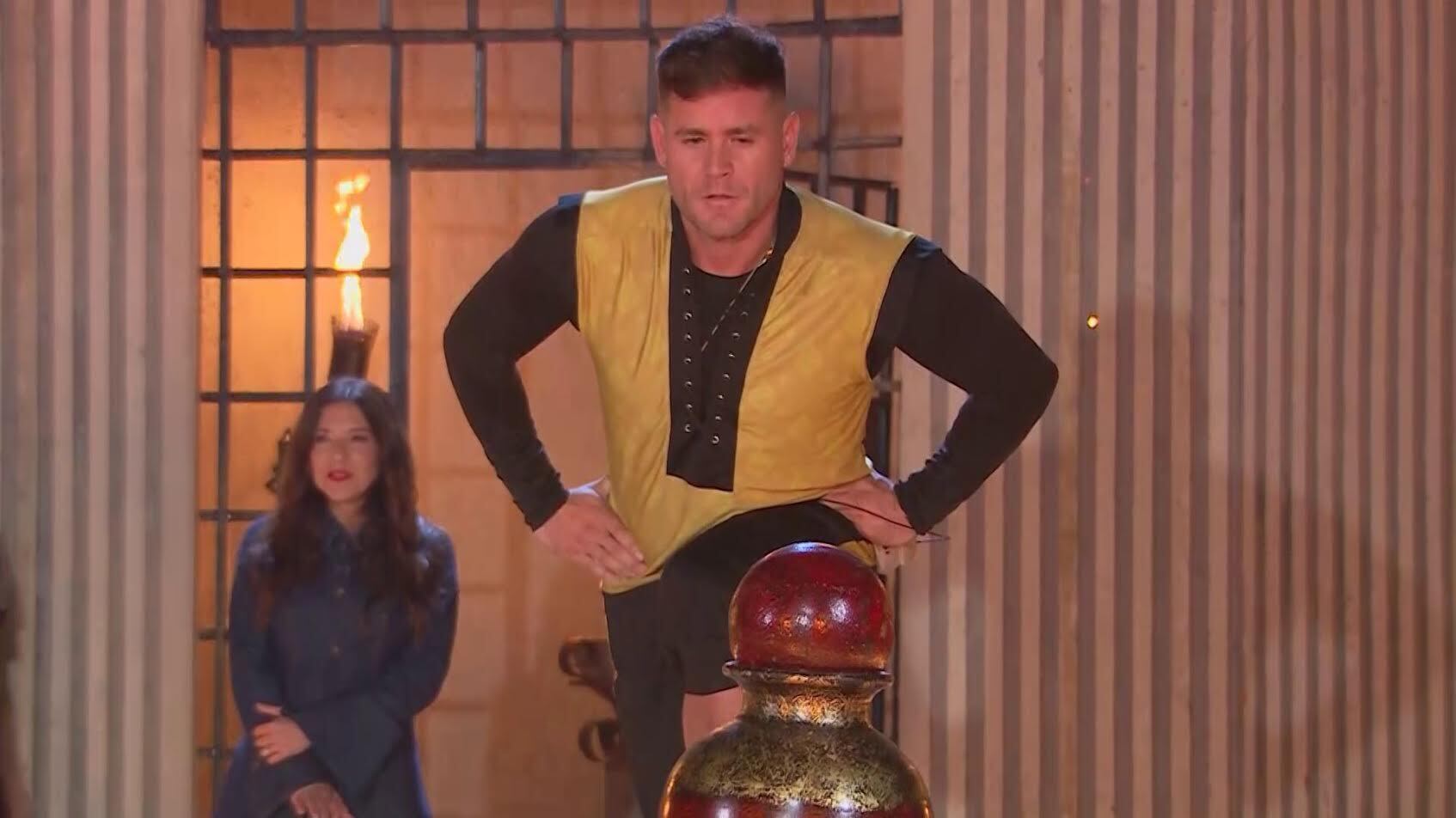 Karla Constant llegó para liderar un nuevo Círculo de fuego, donde el participante ganador recibiría una inmunidad, mientras que el equipo perdedor debería nominar a uno de los suyos.
Para competir, “Soberanos” escogió a Rai, mientras, tras una tensa discusión entre Dani y Faloon, “Resistencia” definió a Pancho como su representante. Posterior al anuncio, Luis le reveló a Pancho que Rai está asustado de competir con él. “Estaba confiado de que iba contra la Dani. Cuando dijeron Pancho, miró a la Dani”, rió.
Antes de iniciar la competencia, Pancho dijo no estar confiado, pero sí tranquilo. “El pitbull cuando va al cuello agarra lo que sea, ya sea un toro, un dinosaurio o una ardilla. Cuando ataca, ataca”, indicó.
Rai, en tanto, señaló estar listo para ganarle a Pancho. “Lo voy a dar todo, y si me quedo con la competencia estoy venciendo a uno de los mejores”, manifestó.
En la prueba los participantes tuvieron que mantener el equilibrio sosteniendo el peso de un jarrón usando sólo una pierna, agregando más peso cada 10 minutos. En la actividad, ambos pronto mostraron agotamiento y, tras casi 15 minutos, Pancho dejó caer el jarrón, dándole el triunfo a Rai.
“Estoy feliz por representar al equipo. La clave fue pensar en otra cosa y olvidar el dolor”, comentó Rai tras su logro, y le agradeció a Pangal el apoyo.