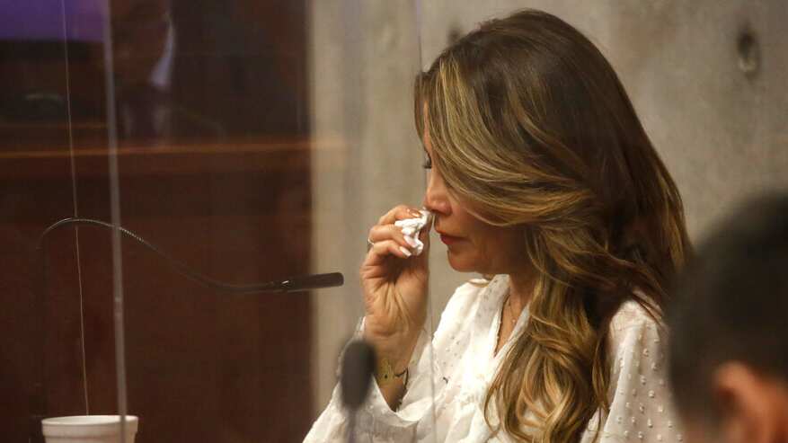 Patricia Maldonado y Catalina Pulido reaccionaron a los dichos de Cathy Barriga en medio de la audiencia de juicio oral por la querella que interpuso en 2021 tras la emisión de un reportaje por parte de Mucho Gusto.
Ayer, la ex edil de Maipú llegó hasta el Octavo Juzgado de Garantía de Santiago para exponer sus declaraciones en contra de la periodista Paulina de Allende-Salazar, por ser la encargada de realizar esta investigación en la que denunció malos manejos e incluso fraudes en relación al pago de las horas extraordinarias en el municipio.
Y fue en este contexto que la esposa del diputado Joaquín Lavín León, rompió en llanto tras revelar que ha pasado malos momentos producto del mencionado trabajo periodístico. “Todo este tiempo no he podido tener una vida normal”, comentó.