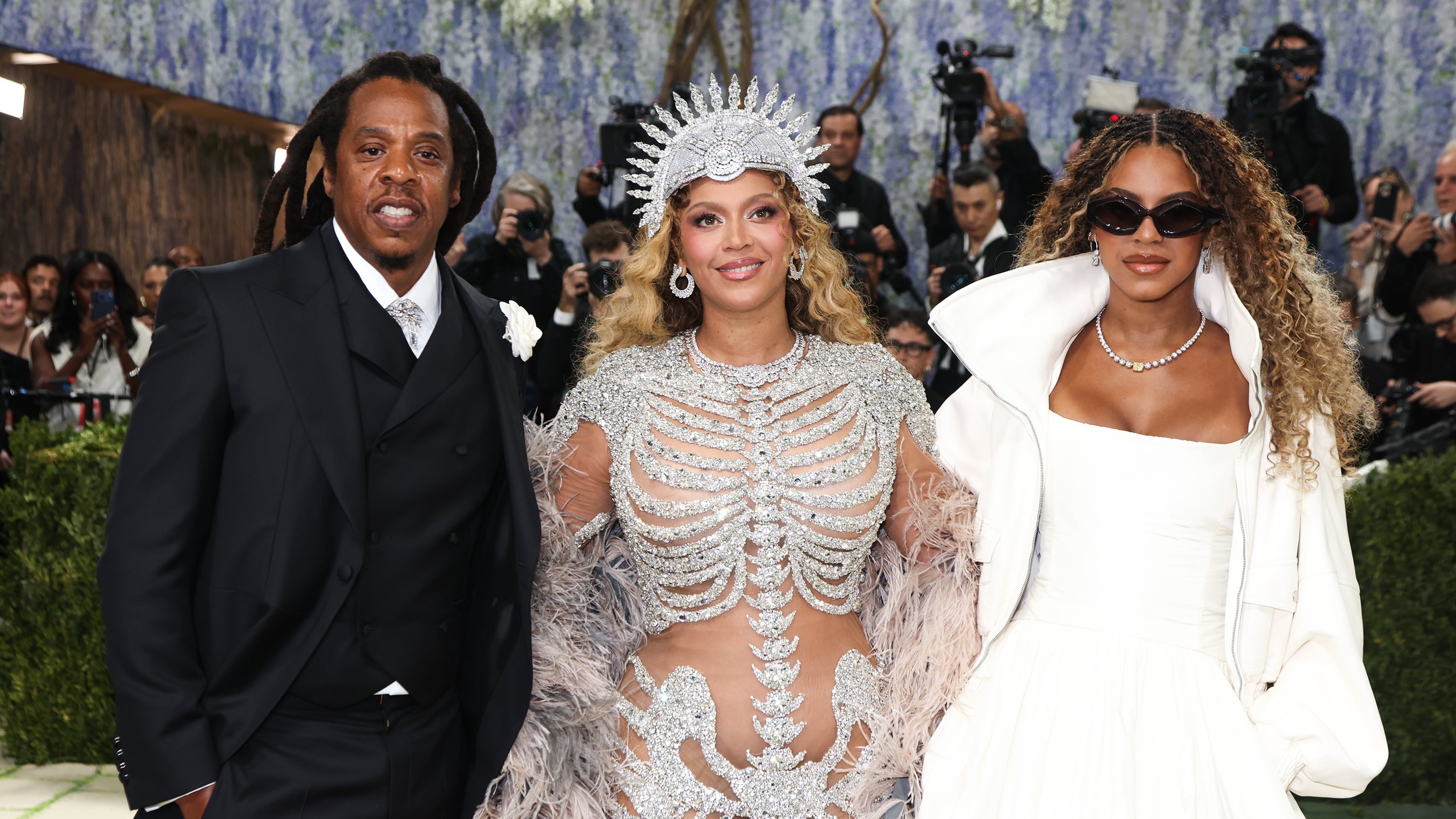 La cantante estadounidense Beyonce (c) posa este lunes, durante la alfombra blanca de la Met Gala en Nueva York (EE.UU.). junto a su marido, el rapero Jay-Z y su hija Blue Ivy (dcha). EFE/Octavio Guzmán.