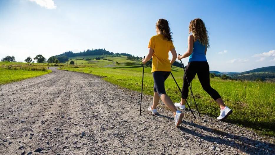 El ejercicio moderado, como caminar, hacer yoga o bailar, puede ayudar a liberar hormonas del bienestar llamadas endorfinas. | Foto: Jacek Chabraszewski – stock.adobe.com