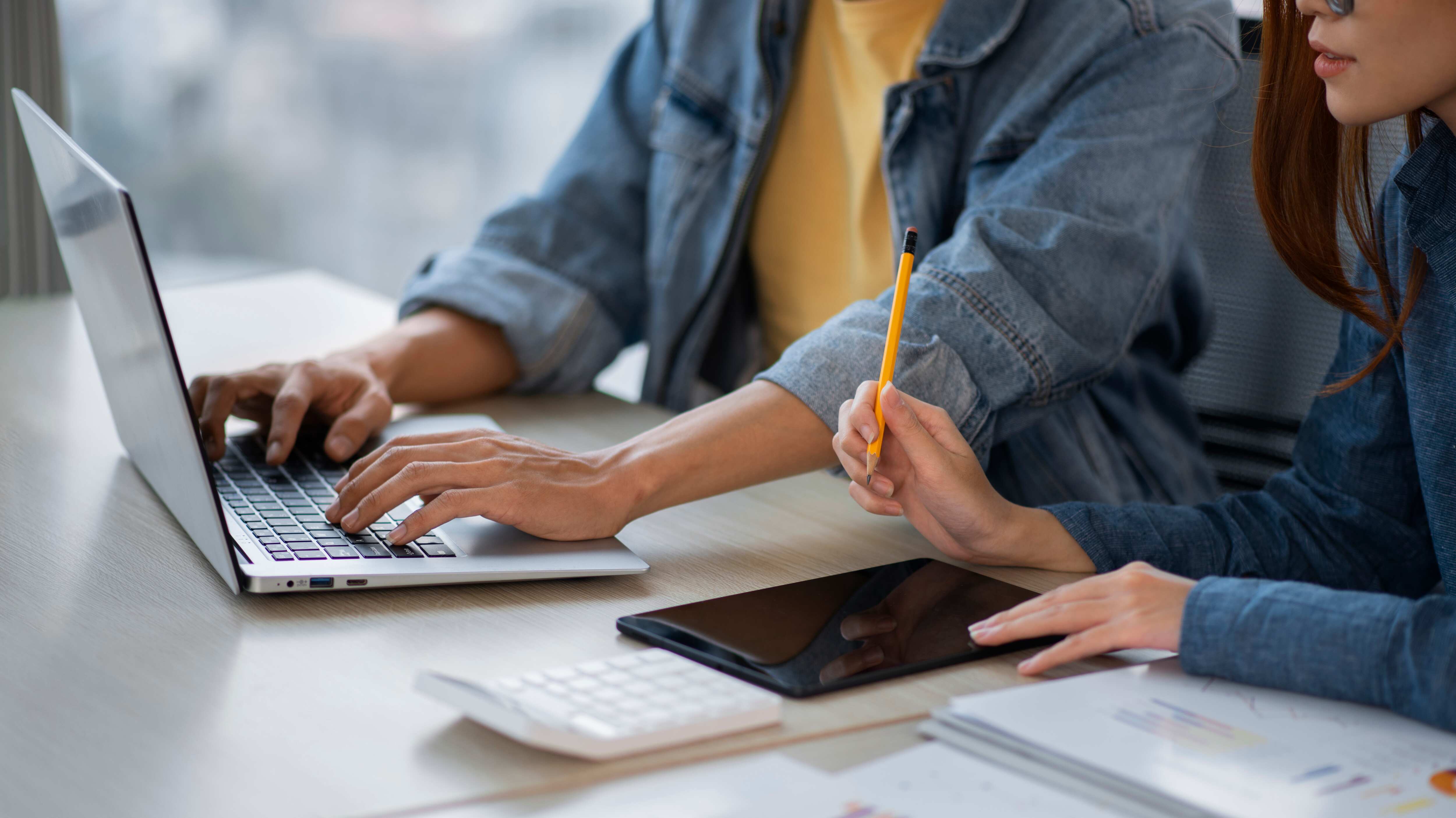 Empleados trabajando juntos vista lateral