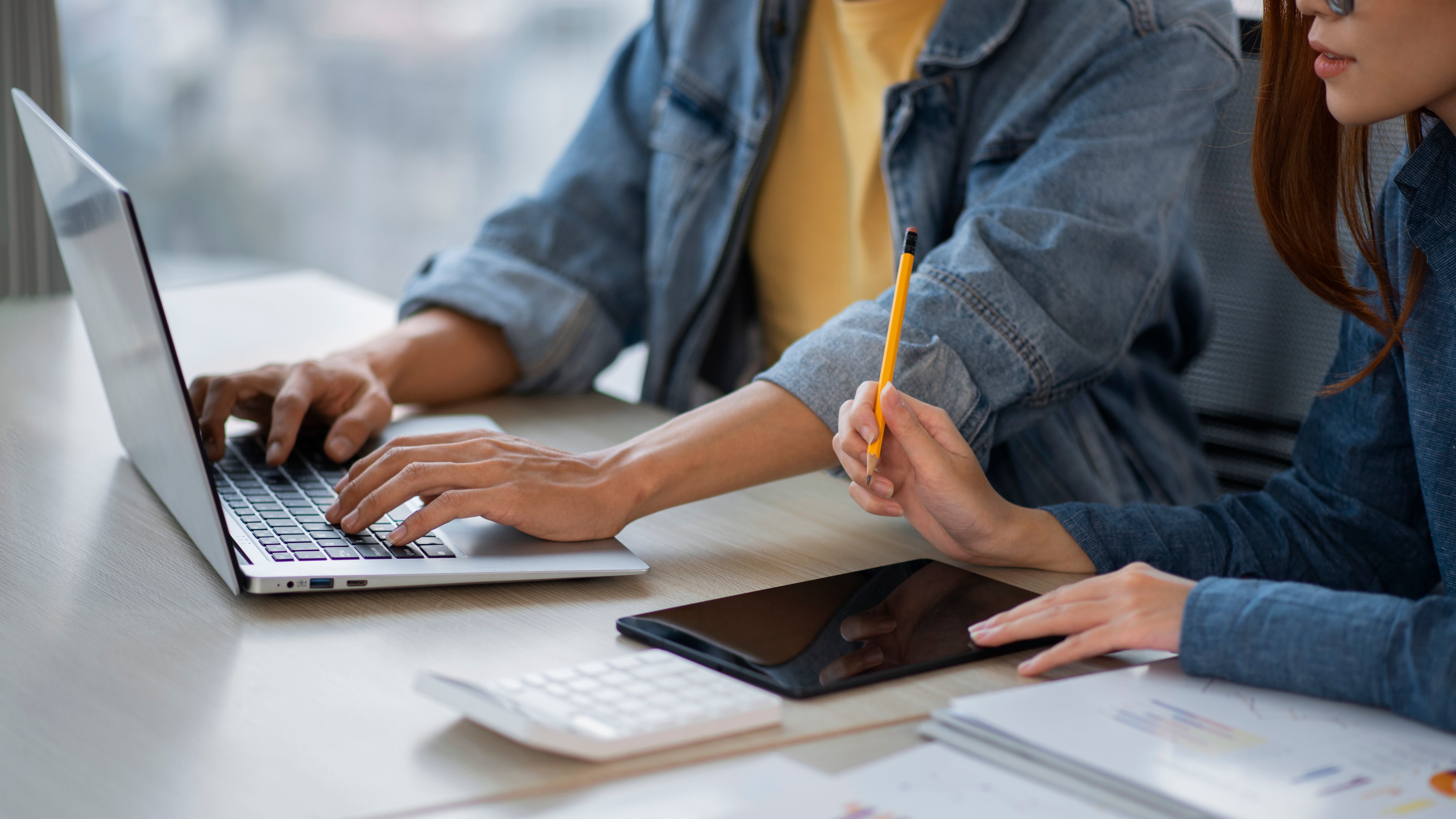 Empleados trabajando juntos vista lateral