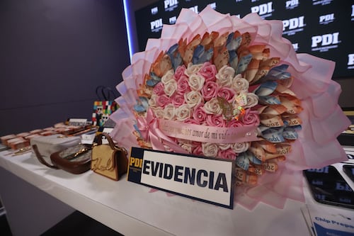 Ramo de rosas compuesto de billetes, joyas y artículos de lujo incautados: PDI explicó cómo operaba la banda que estafó a Amparo Noguera