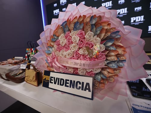 Ramo de rosas compuesto de billetes, joyas y artículos de lujo incautados: PDI explicó cómo operaba la banda que estafó a Amparo Noguera