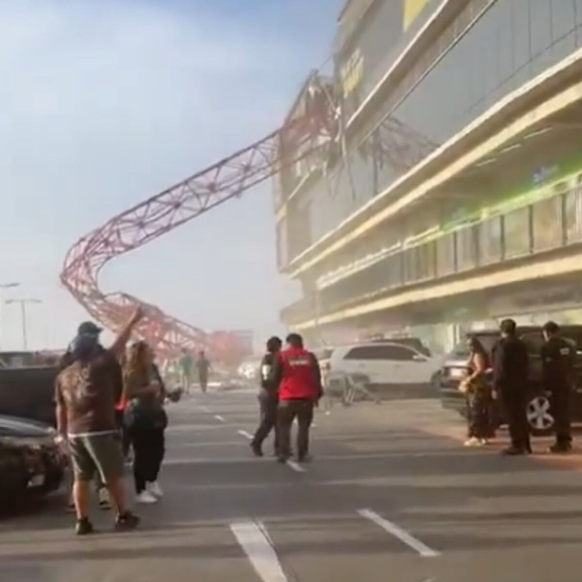 Tragedia en Arica: Grúa cae sobre gimnasio dejando un fallecido Tragedia en Arica: Grúa cae sobre gimnasio dejando un fallecido