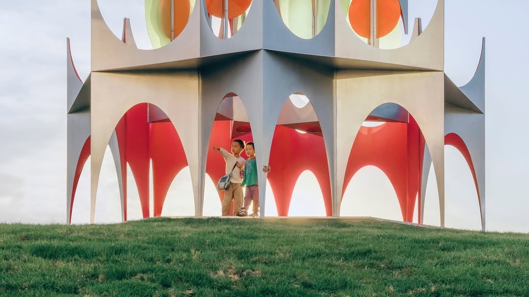 La instalació OctaPlay, de Daxing Jizi Design, reinterpreta un paisaje industrial en el Parque Shougang de Pekín a través de la delicadeza y el movimiento. Foto: Daxing Jizi Design.