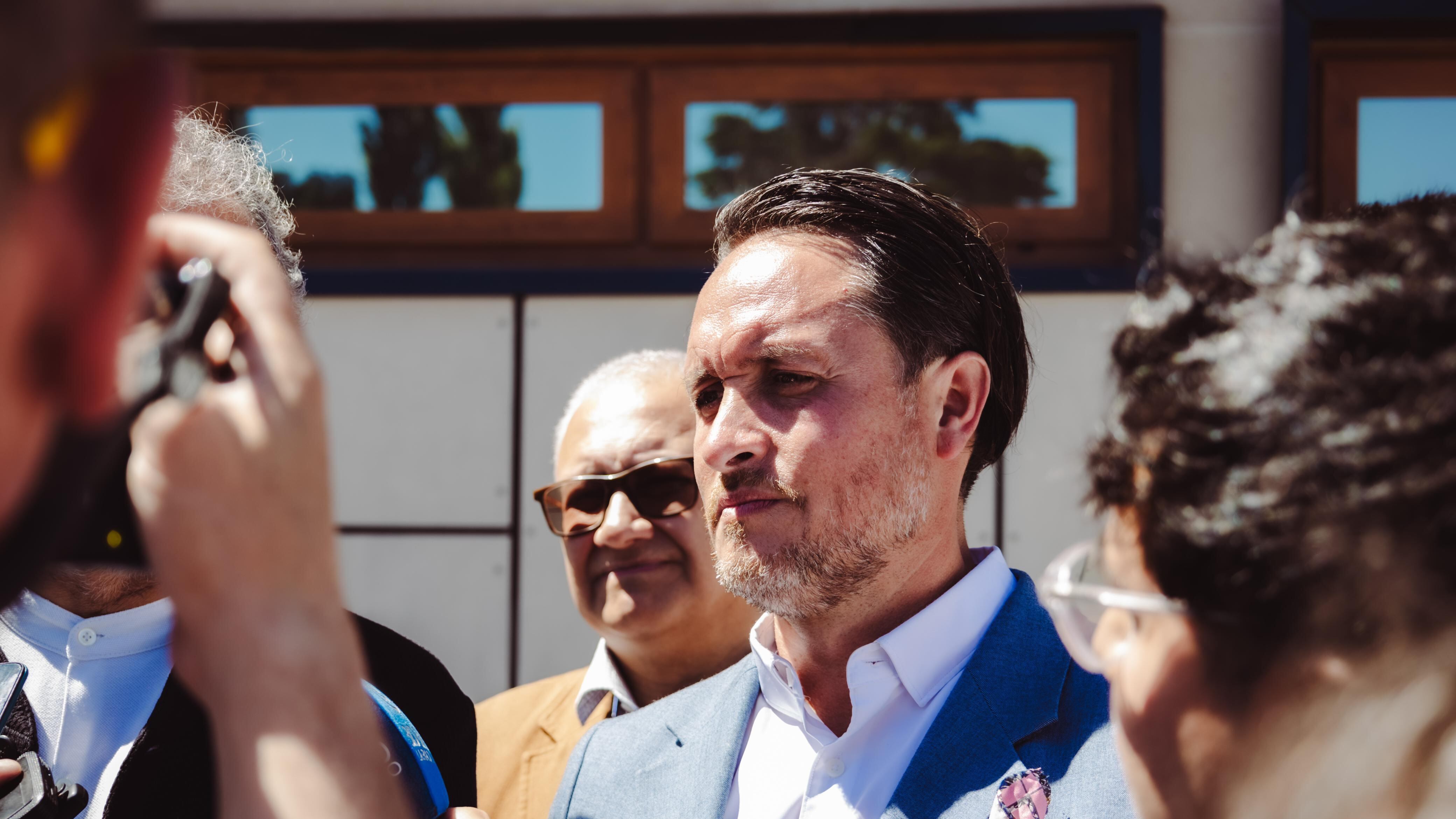 Alcalde Wainraihgt denuncia alarmantes casos de crueldad animal en Puerto Montt: perros mutilados y heridos con postones