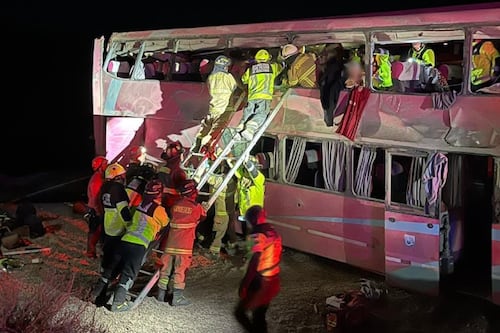 Iban a San Pedro de Atacama: Accidente deja dos turistas fallecidos y 40 pasajeros graves en paso fronterizo