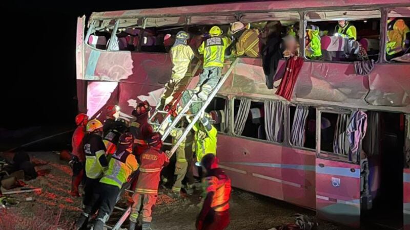 Iban a San Pedro de Atacama: Accidente deja dos turistas fallecidos y 40 pasajeros graves en paso fronterizo