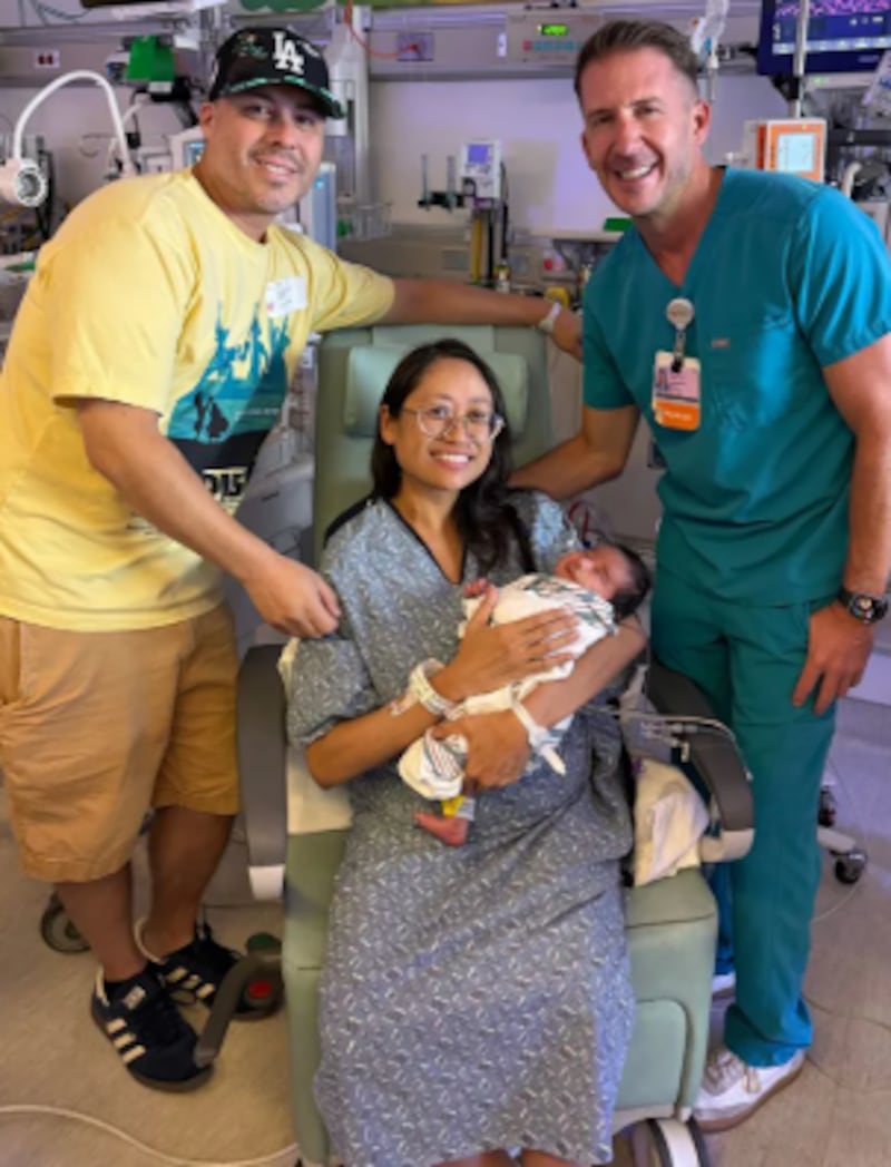 Creía imposible un embarazo: médicos hallan un bebé oculto por un tumor gigante