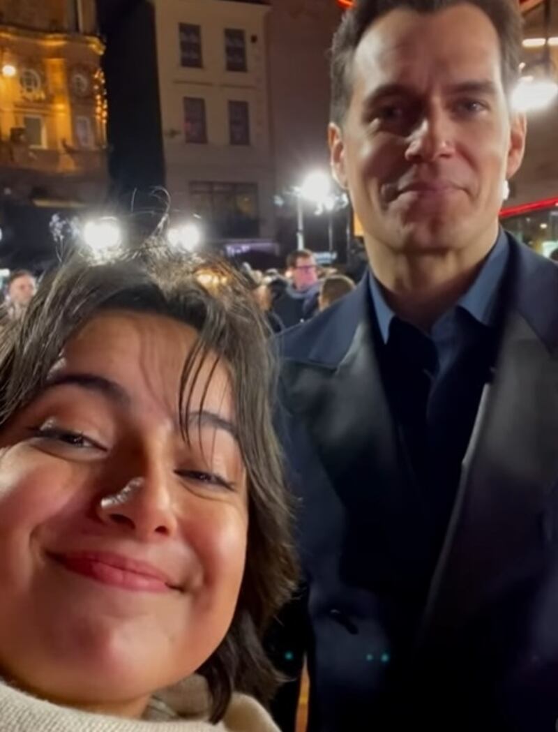 La chilena se convirtió en viral de redes sociales al aparecer junto a famosos actores en dos alfombras rojas a las que asistió en Inglaterra.