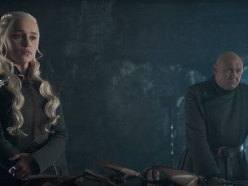 Emilia Clarke se tatúa a sus “hijos dragones” de Game of Thrones