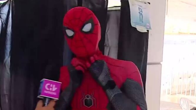 Vocal de mesa disfrazado de Spider-Man