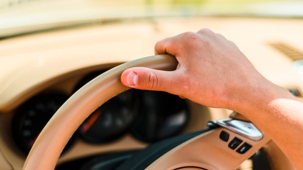 Mano del hombre conduciendo primer plano