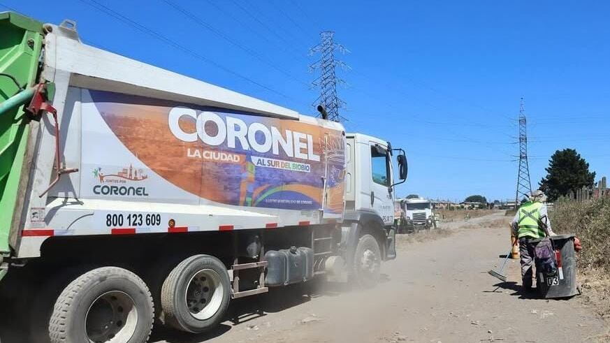 Camión recolector de basura de la comuna de Coronel, Región del Biobío.