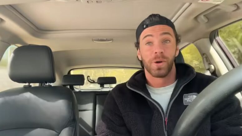 El exparticipante de Gran Hermano, Lucas Crespo, cambió el Tik Tok para debutar como youtuber con el primer capítulo “Transporte universitario”, ocasión donde reveló el drama familiar que le provocó invitar a Francisca Maira a la casa de sus padres.
Así lo dio a entender, al decir que sus papás lo echaron patitas a la casa por invitar a “cierta señorita”.
Fue durante Fiestas Patrias que Lucas y Fran pasaron un romántico fin de semana en Santa Cruz, ciudad del sur del país donde viven sus papás. Pero, al parecer, no la visita no habría sido del gusto de ellos.
“Me echaron por invitar a la casa a cierta señorita que no le gustó a mi familia”, comunicó con total sinceridad. 
Previamente, reveló que estaba enseñando Jiu-jitsu para ganarse el pan de cada día. 
“Hago clases para poder comer, me echaron de la casa y se me encareció la vida”, reveló el estudiante conocido como “Cuicazo”.
Además, agregó que está buscando un lugar donde vivir.