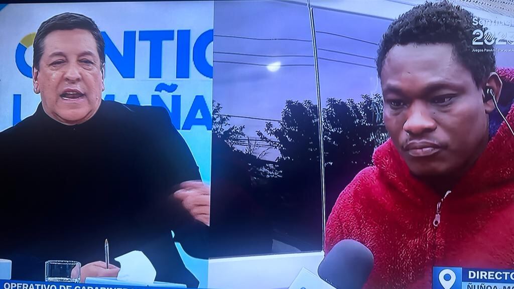 Un tenso momento se vivió durante el matinal “Contigo en la mañana” de CHV cuando realizaban un despacho mostrando las fiscalizaciones a los conductores para corroborar que circularan con todos sus documentos al día.
Fue en ese momento cuando conversaron con un automovilista de nacionalidad haitiana -que fue controlado por transportar a un pasajero, bajo la modalidad de aplicaciones de pago- que se mandó un feroz descargo, totalmente enajenado ante lo que consideró una verdadera injusticia.
Esto, porque le parece inconcebible que castiguen a los conductores, pero los canales de televisión muestren publicidad de las aplicaciones de transporte.
Debido al tenso momento, el animador Julio César Rodríguez recogió el guante y empatizó con la rabia y dolor del ciudadano extranjero, quien explotó en llanto.
“Desnuda lo chanta que somos todos, estamos con una ley atrasadísima, porque nuestros legisladores son pencas”, reclamó el animador, pidiendo que el Congreso agilice el proceso.
El desahogo del hombre provocó la emoción al interior del matinal, con JC y la periodista Daniela Muñoz en lágrimas, quienes se esforzaron por ayudar al hombre que lleva nueve años viviendo en Chile y sueña con ser cardiólogo.