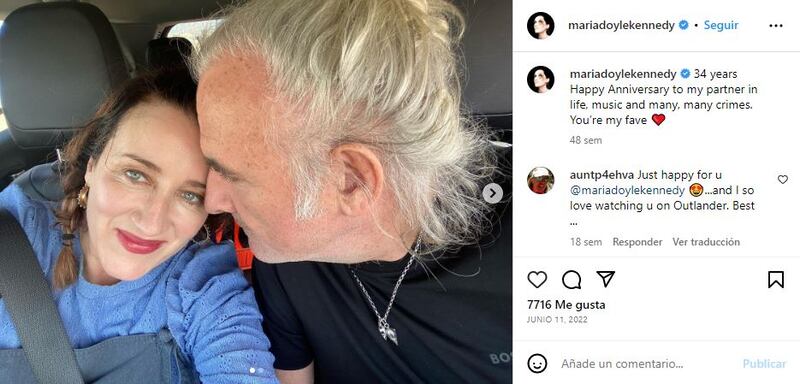 Maria Doyle Kennedy junto a su pareja