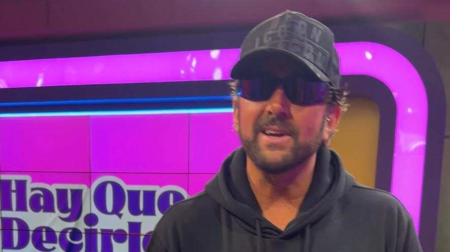 Con un look juvenil veinteañero, que él describe como de Justin Bieber con “cuarenta y siempre”, Arturo Longton se refirió a su primer trabajo oficial, de lunes a viernes, lo cual reconoce es todo un hito para su carrera como modelo, chico reality y ahora panelista de espectáculos.
Se trata de su nuevo desafío laboral en el programa Hay que decirlo de Canal 13, el cual será conducido por Pamela Díaz e Ignacio Gutiérrez, junto al viñamarino como comentarista.
“Primera vez (que trabajo) con un horario rígido, nunca lo había hecho antes, pero es un bonito desafío porque es un lugar que me siento muy cómodo. Gente que conozco detrás y delante de cámara, entonces eso te facilita el diario ‘venir’”, reveló en conversación con Publimetro.
Viviendo junto a su madre “toda la vida”, se cambió con camas y petacas desde la Región de Valparaíso hasta la Metropolitana, para ser parte del proyecto que comienza este lunes 5 de agosto y que espera competir de igual a igual con el programa de TVN Carmen Gloria a tu servicio, que marca un promedio de 6.5 puntos de rating.
“Me instalé en Santiago hoy día. Acá tengo más amigos que en Viña. Allá están todos casados con hijos, allá mi círculo era nada”, reconoce, asegurando que se portará como todo un adulto responsable.
“Me pilla en una buena edad, que tengo las cosas más claras. Además que no me puedo desordenar, porque va todos los días”, contó a Publimetro.
Respecto a su participación, prefiere no hablar de roles, pero valora que el canal lo dejé ser y fluir con toda la espontaneidad.
“Yo soy yo nomás. Acá me dieron chipelibre a ser yo, sin pauta. Obviamente que filtrando ciertas cosas”.
Si bien, el programa lleva por nombre “Hay que decirlo”, Longton prefirió mantener reserva sobre algunos temas, como su enamoramiento en el reality Tierra Brava y su separación matrimonial.
“De eso no voy a hablar. Lo único que voy a decir es que di jugo en el reality, fue patético y en las competencias di la cacha”, dijo antes de retirarse y cortar de manera abrupta, pero amistosa, la conversación con este medio.