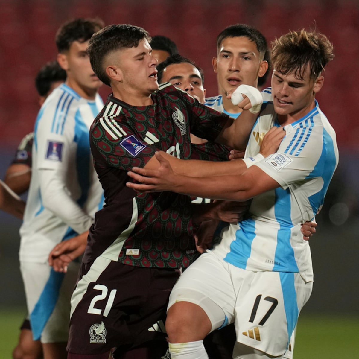 FIFA amenaza a hinchas chilenos por cantos contra Argentina en Mundial Sub 20 FIFA amenaza a hinchas chilenos por cantos contra Argentina en Mundial Sub 20