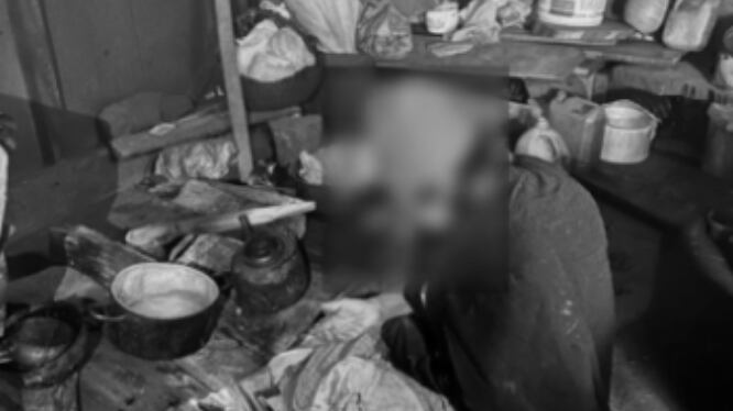 La mujer está viviendo en precarias condiciones.