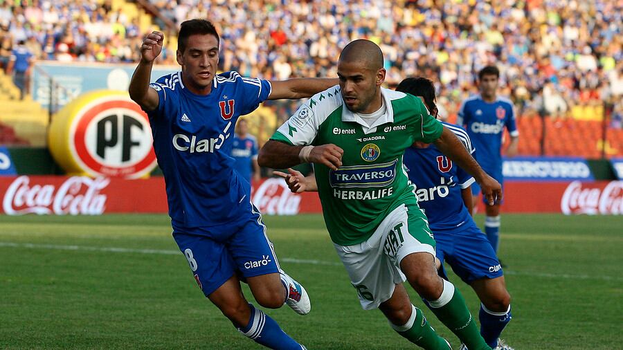 Rodrigo Moya marcando a Sebastián Sáez, en un partido disputado en 2013