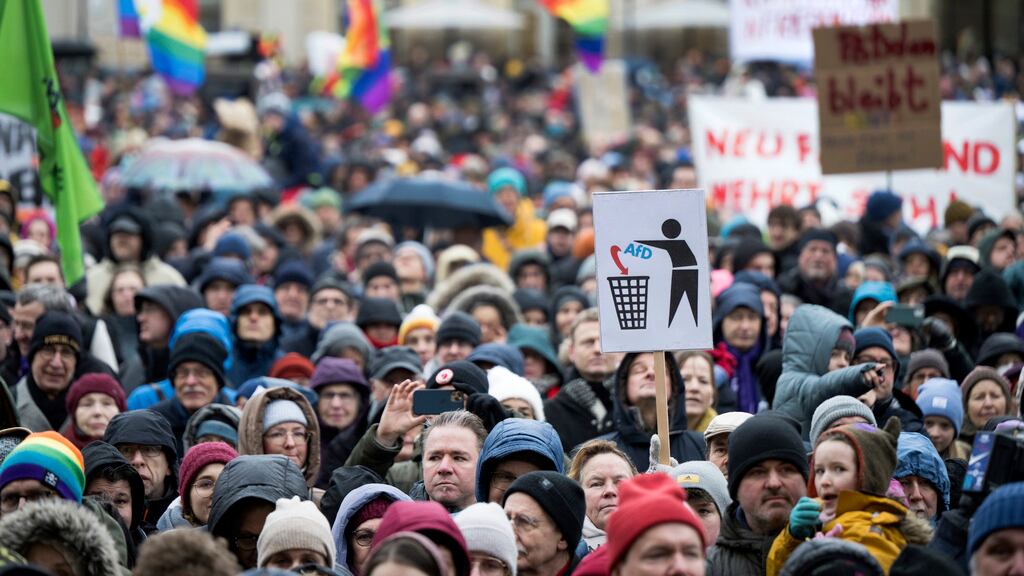 Miles de personas se manifiestan en la plaza Alter Markt contra la ultraderecha, en Potsdam, cerca de Berlín, Alemania, el domingo 14 de enero de 2024. (Sebastian Christoph Gollnow/dpa vía AP)